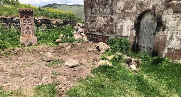 Неизвестные разбросали человеческие кости во дворе древнего храма в Грузии