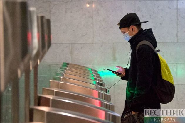 Москвичи читают в метро Теккерея, Булгакова и Ницше