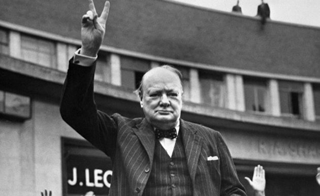 Памятник Черчиллю спрятали от протестующих в Лондоне