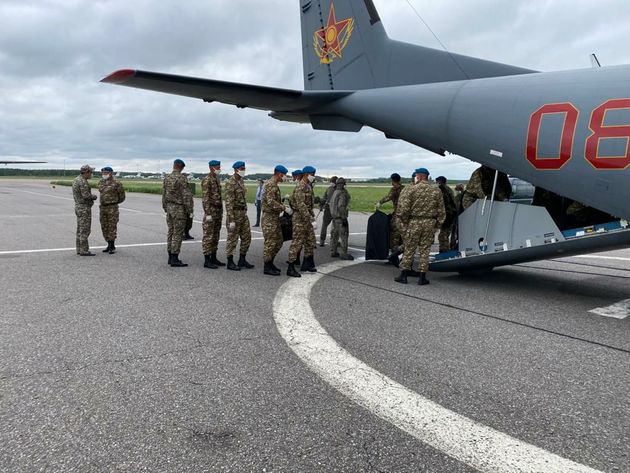 Казахстанские десантники прилетели в Россию для участия в параде Победы