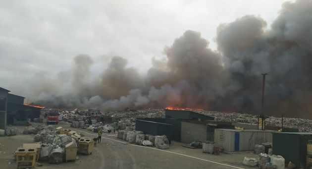 Казахстанские пожарные локализовали пожар на мусорном полигоне под Алматы