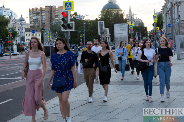 Москва возвращается к нормальной жизни (фоторепортаж)