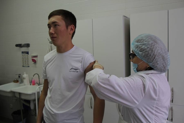 Казахстан отказался от идеи обязательной вакцинации