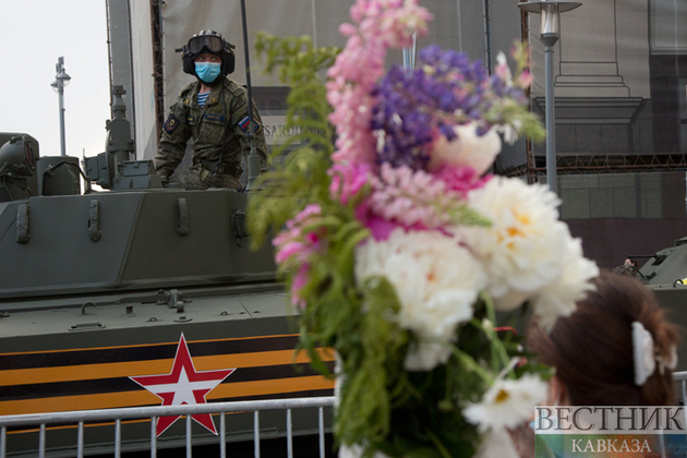 Военные опровергли информацию о том, что Т-34 на параде в Севастополе чуть не въехал в зрителей