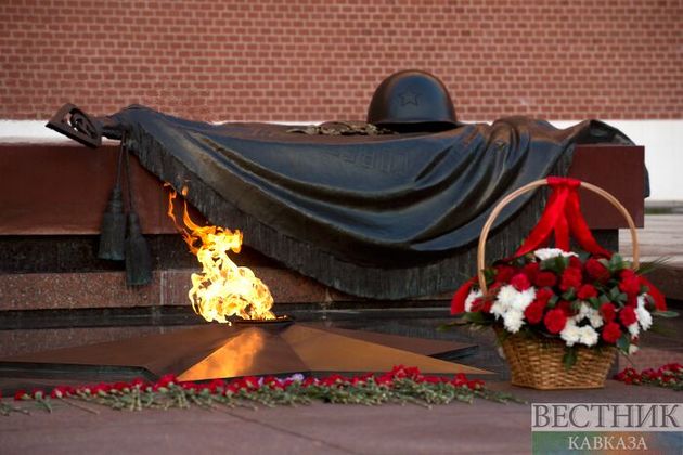 Сергей Собянин возложил цветы к Могиле Неизвестного солдата в Москве
