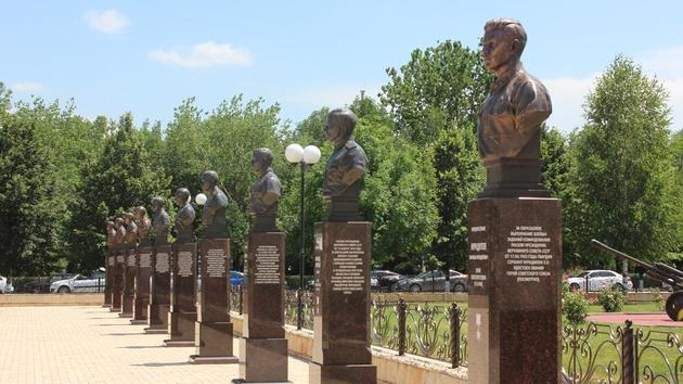 Власти Грозного увековечили пятерых героев Советского Союза