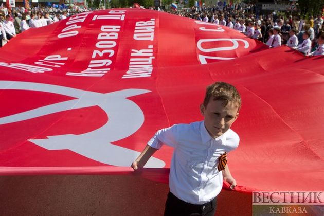 В Ставрополе развернули рекордное Знамя Победы