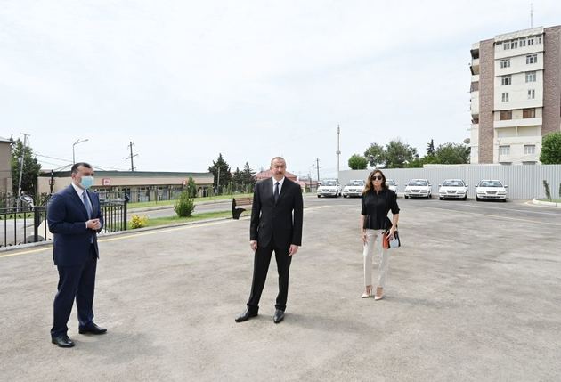 Ильхам Алиев и Мехрибан Алиева приняли участие в церемонии предоставления квартир и машин семьям шехидов и инвалидам войны