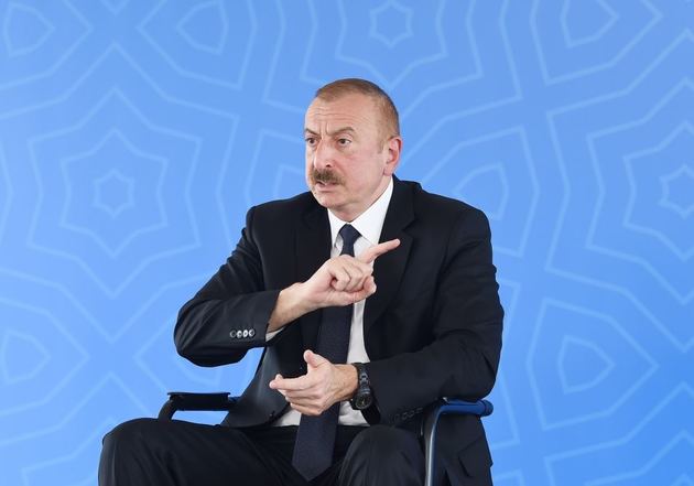 Ильхам Алиев и Мехрибан Алиева приняли участие в церемонии предоставления квартир и машин семьям шехидов и инвалидам войны