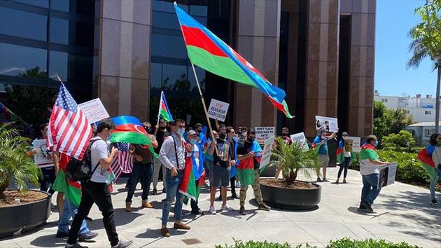 Армянские националисты напали на мирных азербайджанских протестующих в США