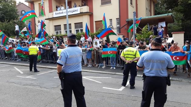 Члены азербайджанской диаспоры провели акцию в Праге против захватнической политики Армении