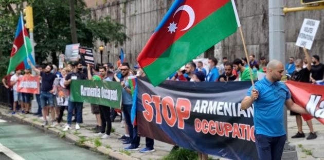 Представители азербайджанской общины провели акции перед консульством Армении и постпредством в ООН в Нью-Йорке