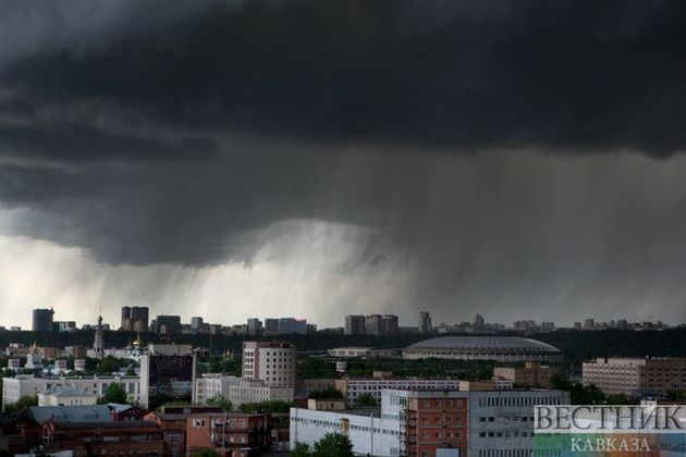 Теплую, но дождливую погоду обещают сегодня в Москве