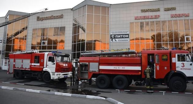 Ночной пожар уничтожил часть магазинов в ТЦ в Петропавловске