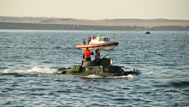 Спасатели подняли со дна Керченского пролива затонувший БРДМ-2