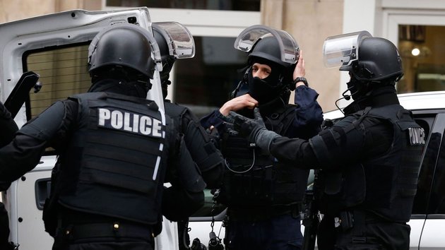 Мужчина захватил заложников в банке во Франции 