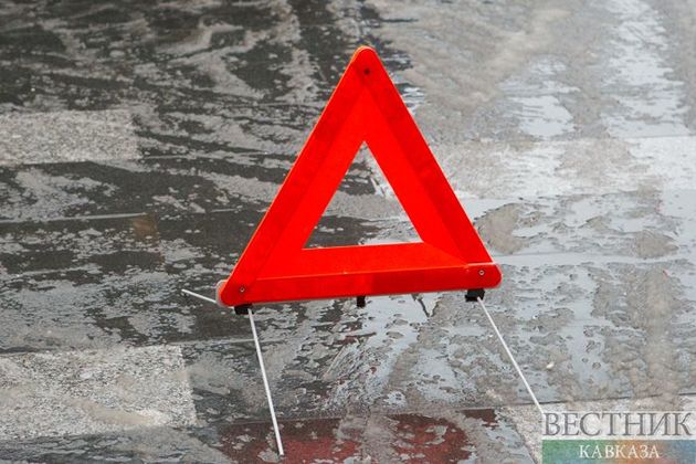 Иномарка врезалась в бетонное ограждение в Алматы