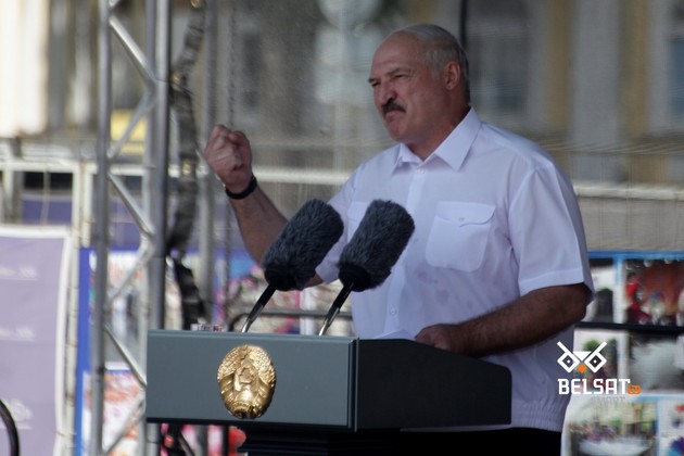 Лукашенко закрывает бастующие предприятия