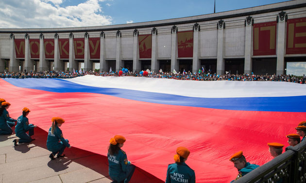 Перед Музеем Победы в Москве развернули огромный флаг России