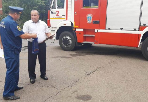 Краснодарца Эльхана Азизова наградили за спасение человека из горящей машины