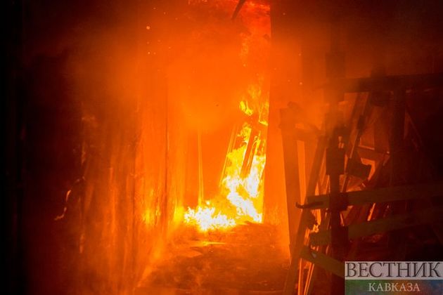 В Таганроге пожар охватил 500 кв м хозпостроек 