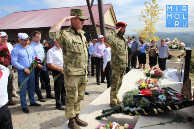 В Новолакском районе открыли мемориальную плиту погибшим правоохранителям 