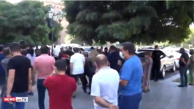 Импортеры одежды и обуви протестуют против Пашиняна в Ереване