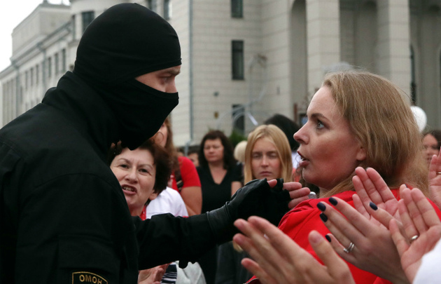 Белорусские силовики разогнали несанкционированный "женский марш" в Минске