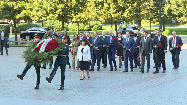 Сахиба Гафарова возложила венок к Могиле Неизвестного солдата в Москве