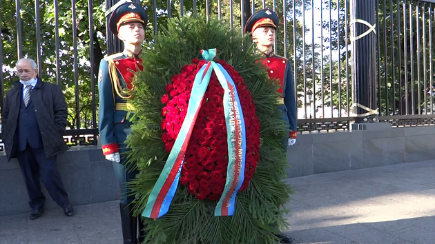 Сахиба Гафарова возложила венок к Могиле Неизвестного солдата в Москве