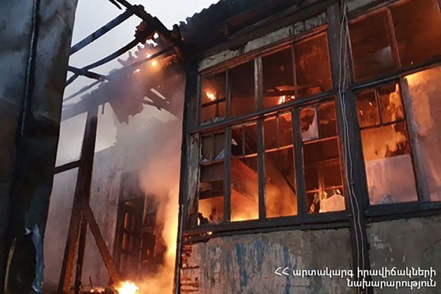 Десять квартир сгорело в селе в Армении