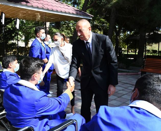 Ильхам Алиев и Мехрибан Алиева посетили раненых военнослужащих