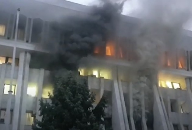 В Бишкеке горит здание парламента Кыргызстана 