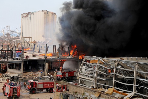 В Бейруте взорвался бак с мазутом, горит жилой квартал