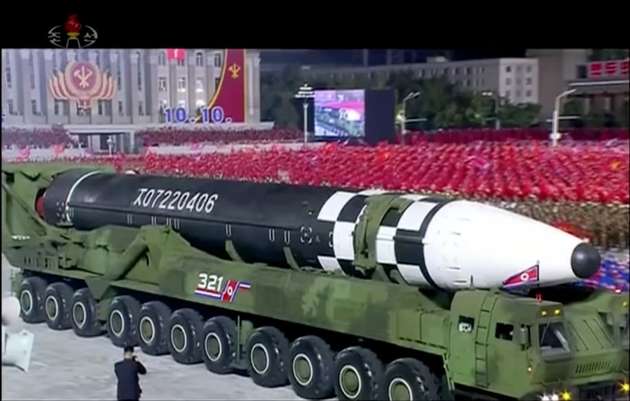 Северная Корея показала новые межконтинентальные баллистические ракеты