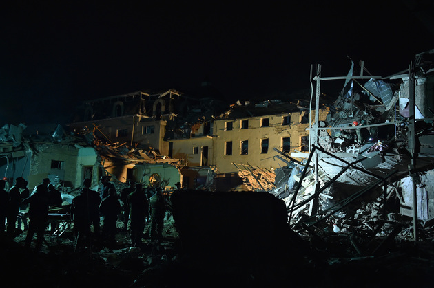 Дом в Гяндже разрушила ракета системы "Эльбрус", рассказал эксперт по разминированию Газанфар Ахмедов