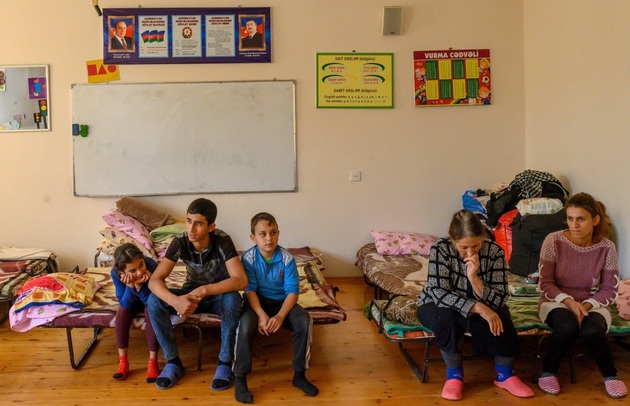 Азербайджанские дети бегут от армянских обстрелов