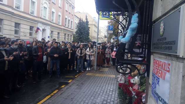 Жители Москвы почтили память жертв третьего теракта ВС Армении в Гяндже (ФОТО)