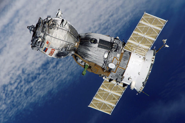 Космический корабль  с космонавтами с МКС заходит на посадку