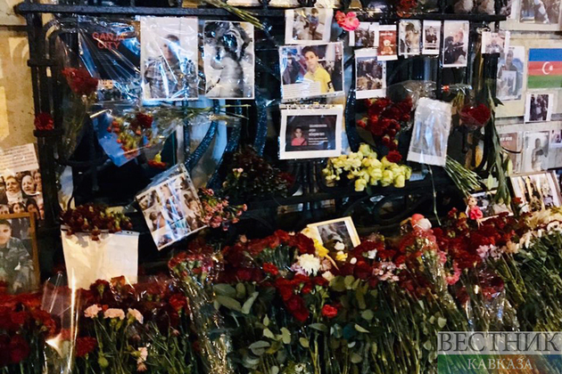 Москвичи несут цветы к посольству Азербайджана (ФОТО)