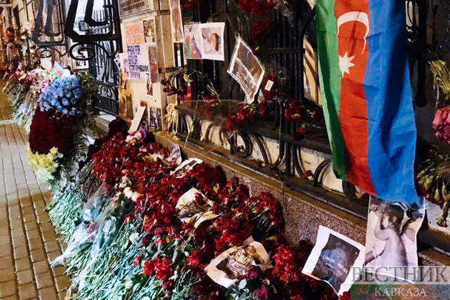 Москвичи несут цветы к посольству Азербайджана (ФОТО)