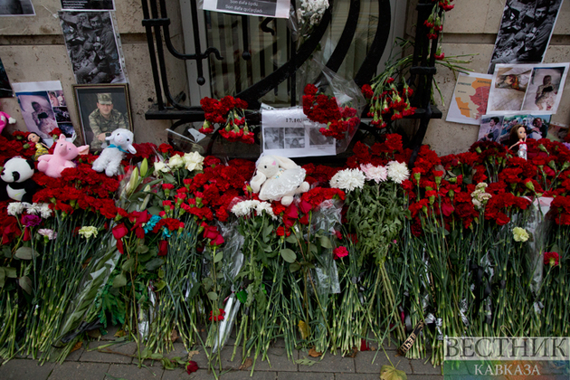 Москвичи несут цветы и детские игрушки к посольству Азербайджана в память о погибших мирных жителях (Фоторепортаж)