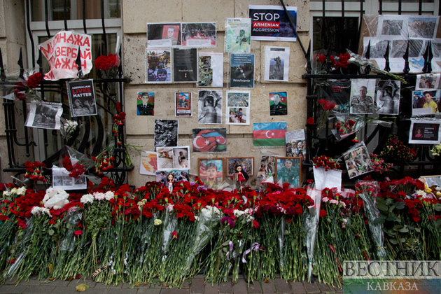 Москвичи несут цветы и детские игрушки к посольству Азербайджана в память о погибших мирных жителях (Фоторепортаж)