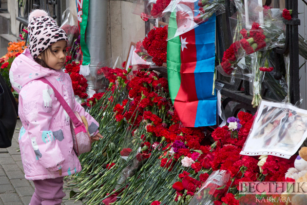 Москвичи несут цветы и детские игрушки к посольству Азербайджана в память о погибших мирных жителях (Фоторепортаж)