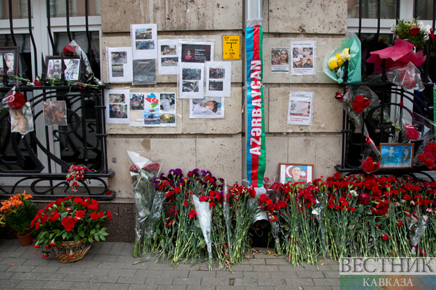 Москвичи несут цветы и детские игрушки к посольству Азербайджана в память о погибших мирных жителях (Фоторепортаж)