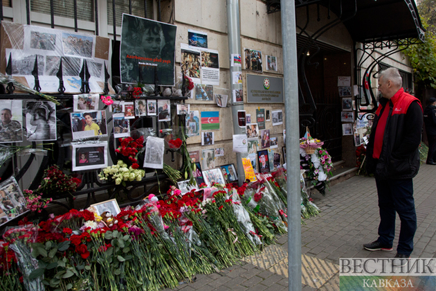 Москвичи несут цветы и детские игрушки к посольству Азербайджана в память о погибших мирных жителях (Фоторепортаж)