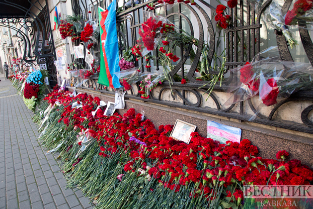 Москвичи несут цветы и детские игрушки к посольству Азербайджана в память о погибших мирных жителях (Фоторепортаж)