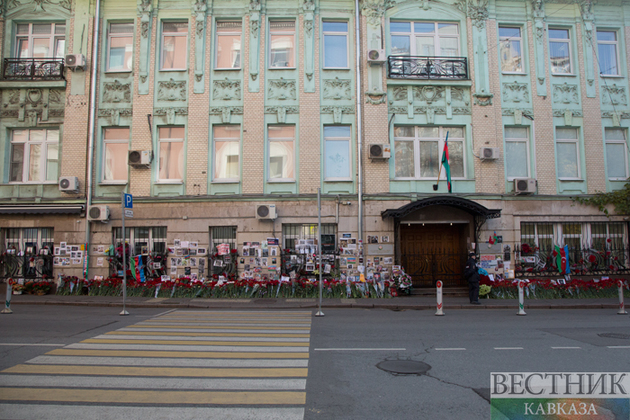 Москвичи несут цветы и детские игрушки к посольству Азербайджана в память о погибших мирных жителях (Фоторепортаж)