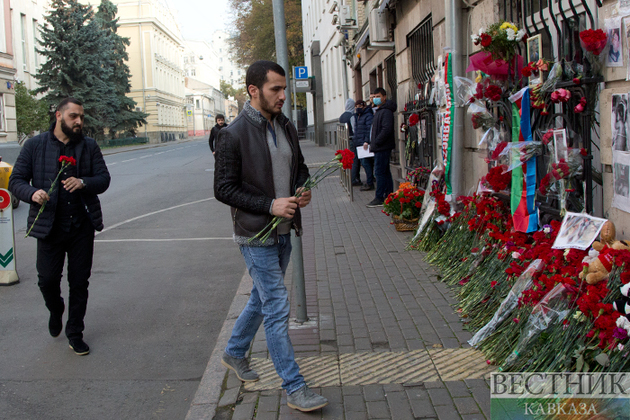 Москвичи несут цветы и детские игрушки к посольству Азербайджана в память о погибших мирных жителях (Фоторепортаж)