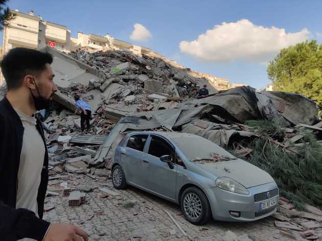 Растет число жертв измирского землетрясения